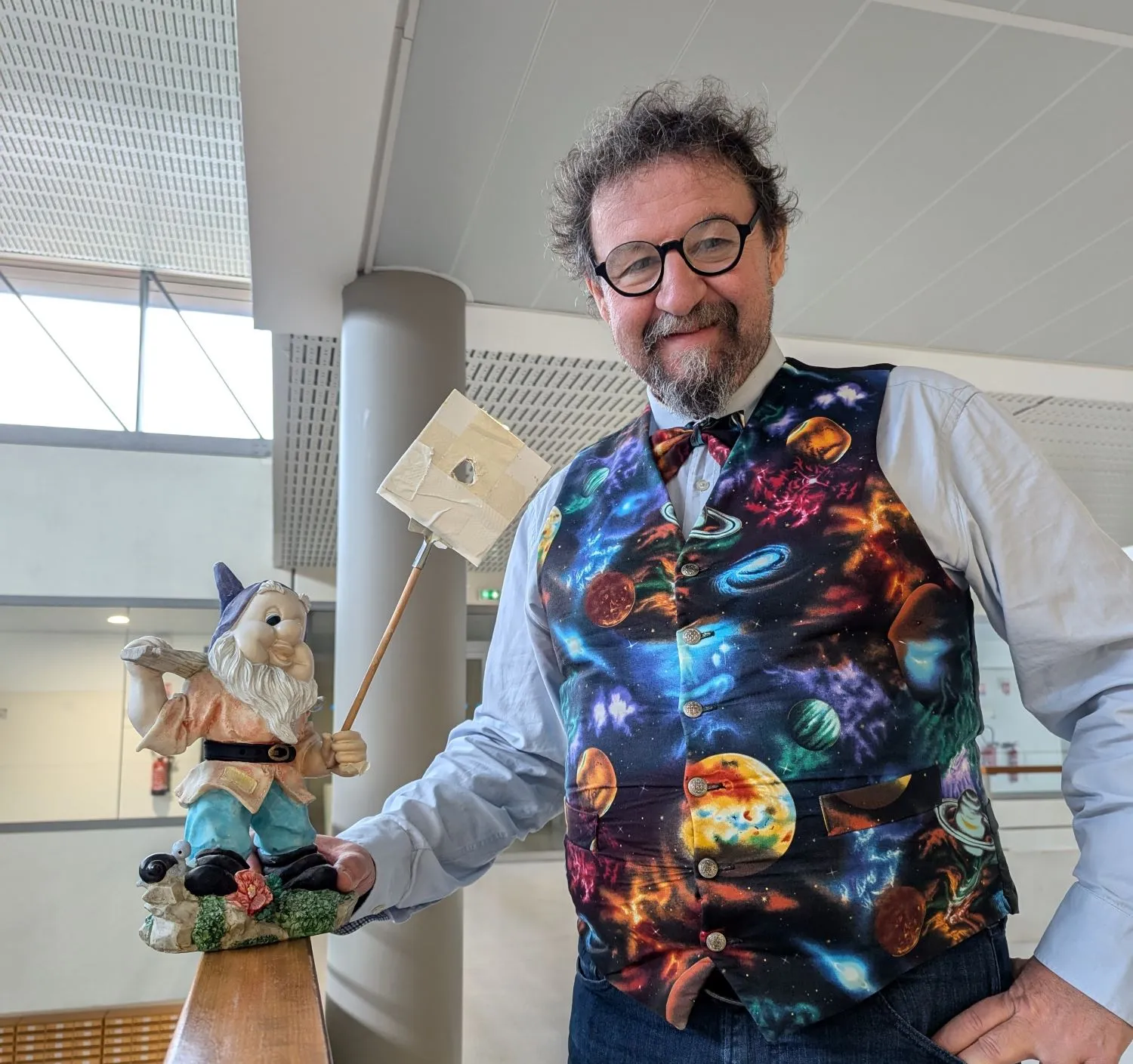 J_r_me_Perez_et_le_gnomon_d_ENSTA_Paris.jpg