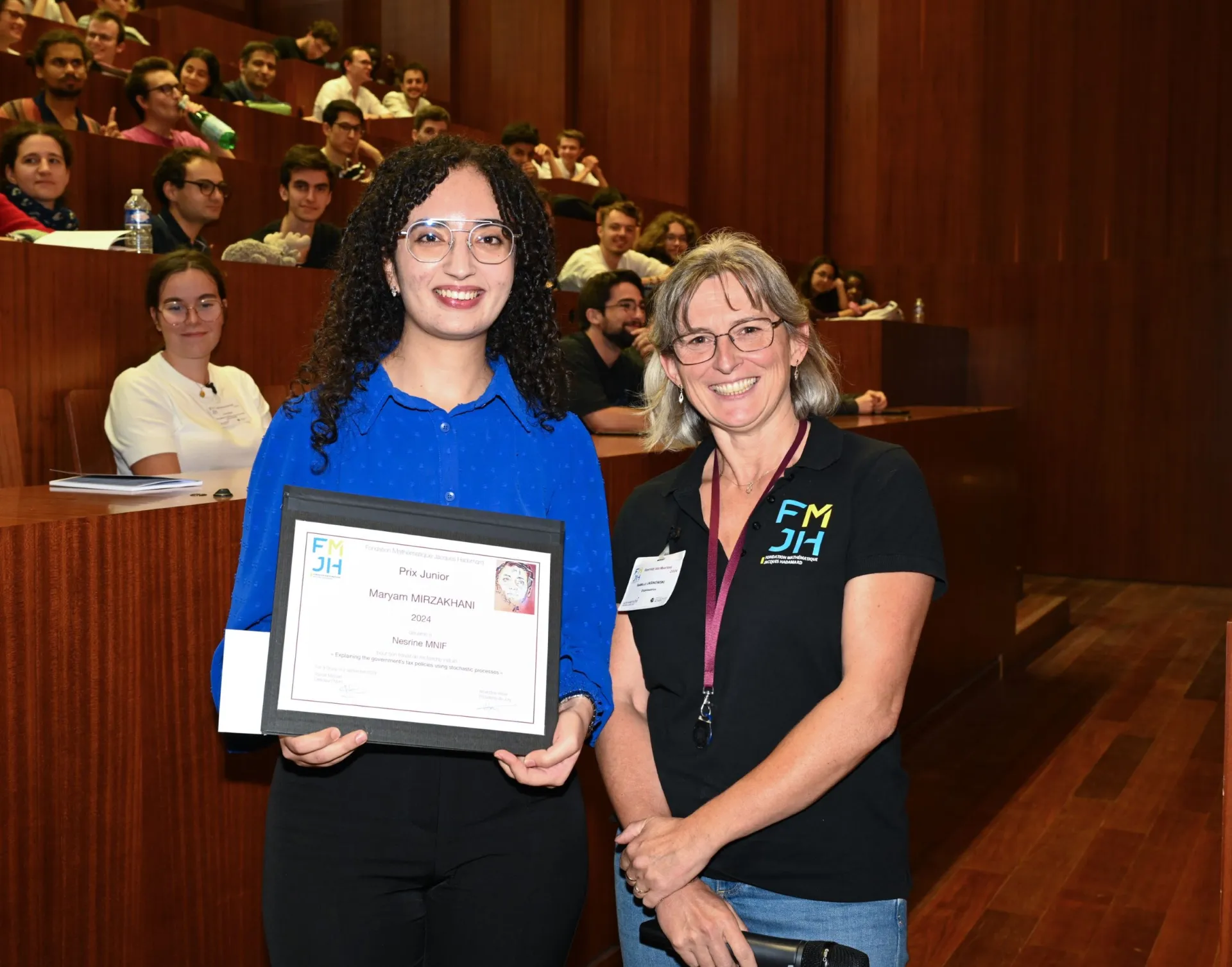 Nesrine_Mnif_recevant_le_prix_Maryam_Mirzakhani.jpg
