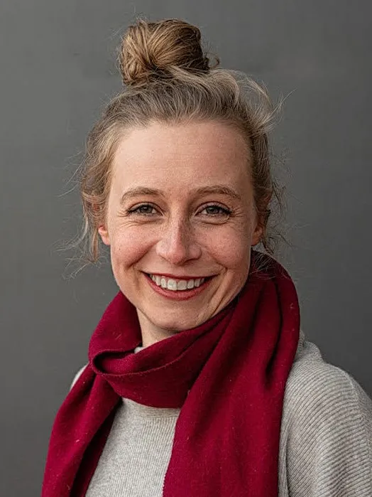 Zoe-Holmes.jpg